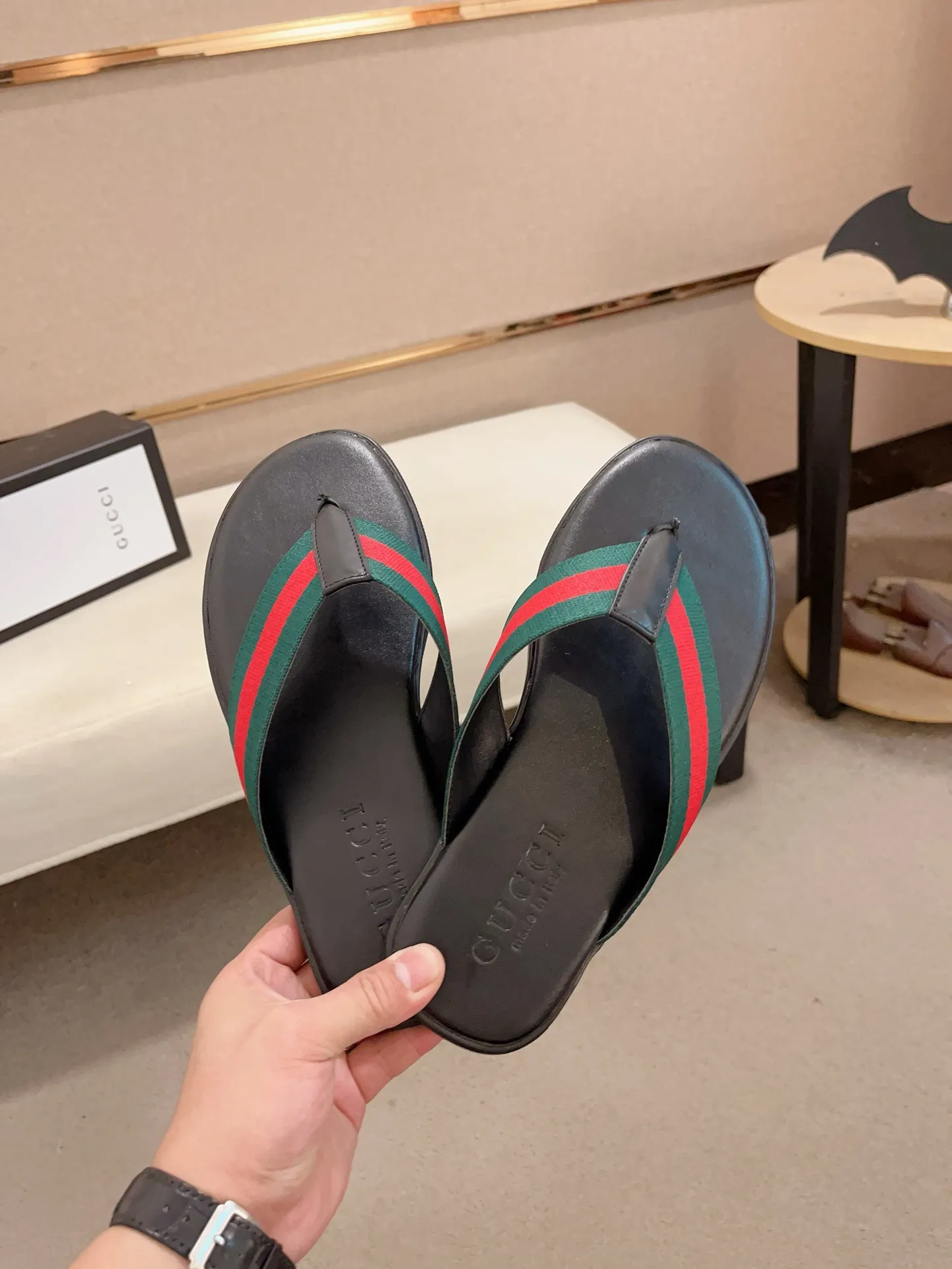 Men's shoes 💰: 240💰 [gucci Gucci slippers] High-end men's shoes brand official website 1:1 latest masterpiece: original mold customization, the fabric is made of imported original materials, upgraded outsole, lighter and non-slip. The market's top quality, simple yet tasteful, a must-have for fashionistas, fashionable at your feet, full of confidence, the same style at the counter 👍The season of summer slippers is here. Code: 38-45
